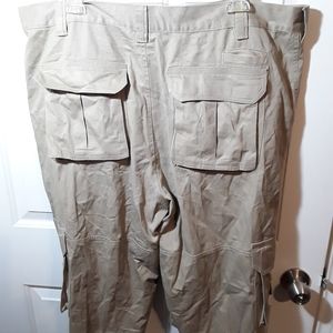 GB STREETWEAR CLASSICS Khaki - 100% COTTON - 8 POCKET CARGO SHORTS - SIZE 40.G
